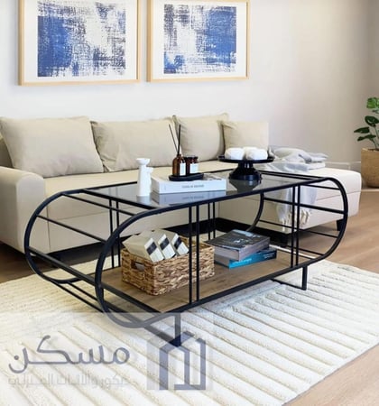 طاولة قهوة وسطية بسطح زجاج وقواعد حديد