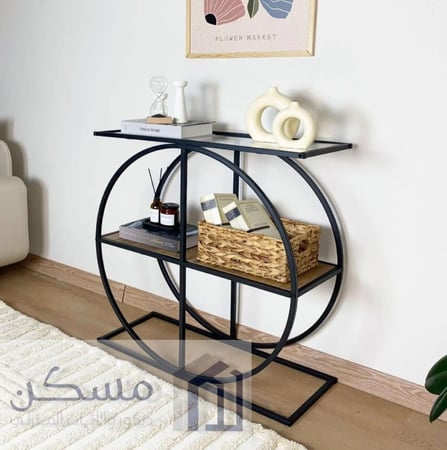 طاولة كونسول بتصميم صناعي حديث واطار معدني اسود ورفوف خشبية