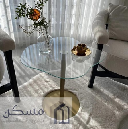 طاولة خدمة بسطح زجاج وقاعدة حديد