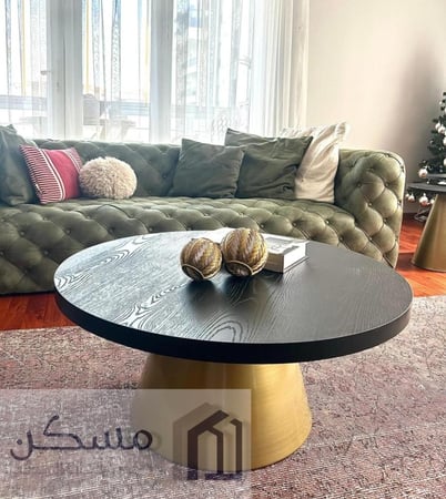 طاولة قهوة وسطية بشكل انيق بقاعدة حديد وسطح خشب السنديان الطبيعي