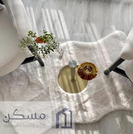 طاولة خدمة بسطح زجاج وقاعدة حديد