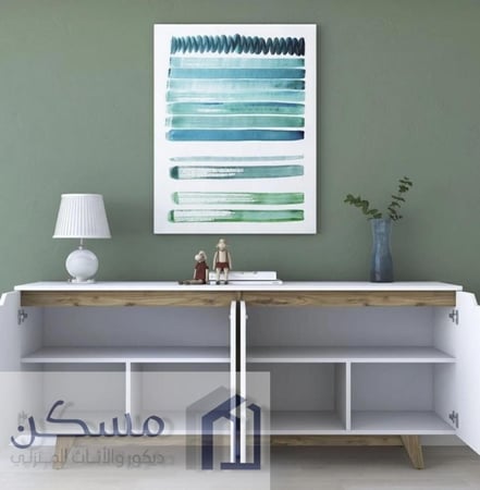 خزانة جانبية بيضاء بأربعة أبواب وأرجل خشبية