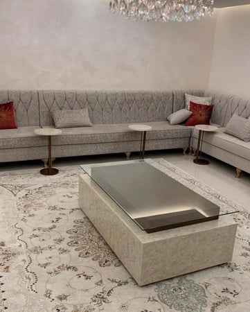 طقم طاولات بسطح زجاج وقاعده بديل الحجر يتكون من 5 قطع