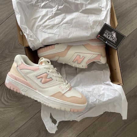 حذاء  نسائي من ماركة نيو بالانس