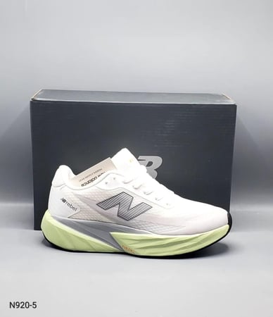 حذاءرجالي من ماركة نيو بالانس( New Balance FuelCell) أبيض-رمادي