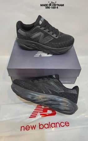 حذاء رجالي من ماركة نيو بالأنس