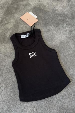 بلوزة نسائي بدون أكمام من ماركة ميو ميو miu miu