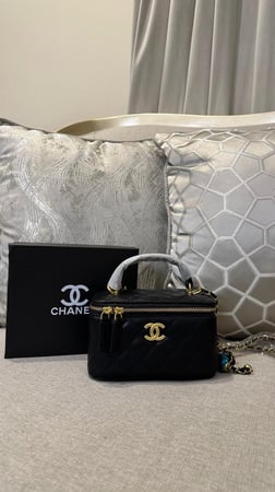 حقيبة يد نسائية من ماركة شانيل