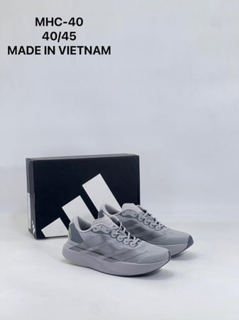حذاء رجالي رياضي من ماركة اديداس (Adidas )