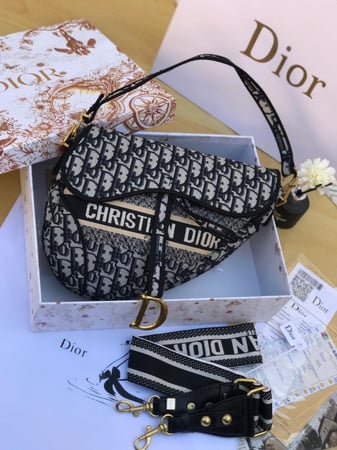 تشكيلة متنوعة من حقائب اليد النسائية حجم (ميني)من ماركة ديور(Dior  ) طراز(Saddle Bag)