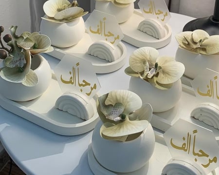 أطقم ضيافة  اوف وايت مع اكريلك ورد