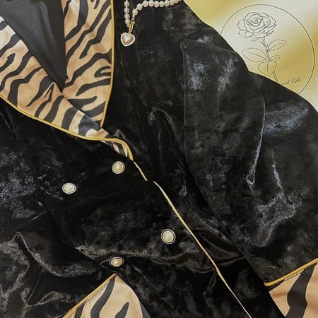 بيجاما طبعات النمر من المخمل الفاخر وأزارير اللؤلؤ- (أسود ملكي)