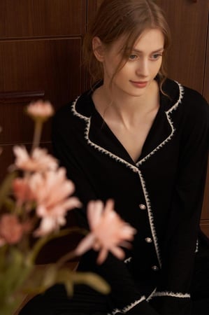 طقم بيجاما نسائي مريح وناعم من قماش المودال والفيسكوز بتفاصيل أنيقة-( أسود ملكي )