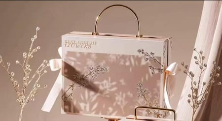 بوكس هدايا فاخر تغلف به البجامة(سعرها مختلف) يشمل ( كرت اهداء+قصاصة+ماسك للوجه)