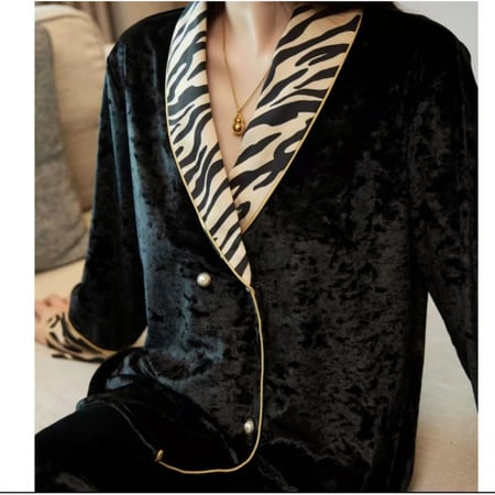 بيجاما طبعات النمر من المخمل الفاخر وأزارير اللؤلؤ- (أسود ملكي)