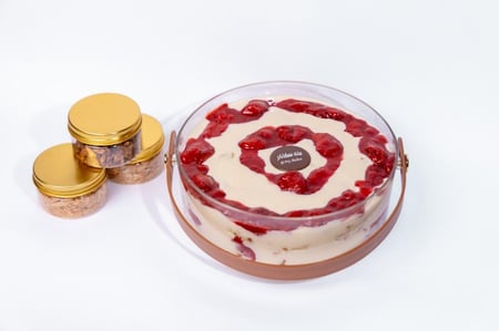 ترافل الفراولة بطبقات الكيك