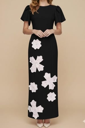 فستان وردي مع ورود