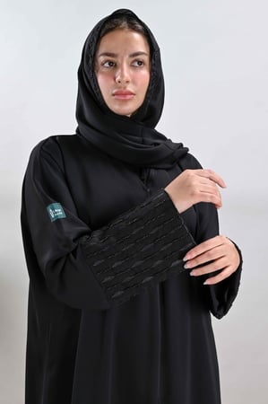 عباية كريب ناعم بتطريز يدوي اسود