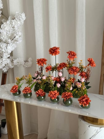 عرض ( تنسيق كبير برتقالي + 6 فازات لطاولات الخدمة )