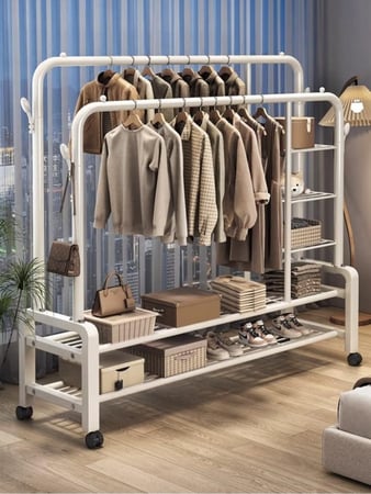 علاقة ملابس ابيض