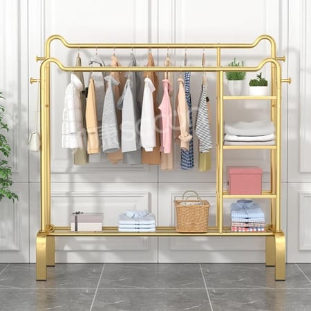 علاقة ملابس مع رفوف