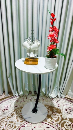 طاولة جانبية أنيقة بسطح رخامي أسود