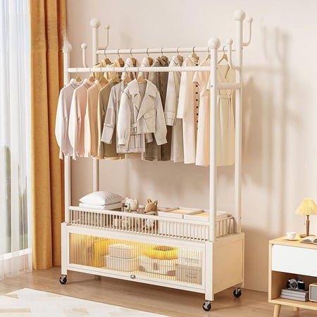 علاقة ملابس بباب شفاف