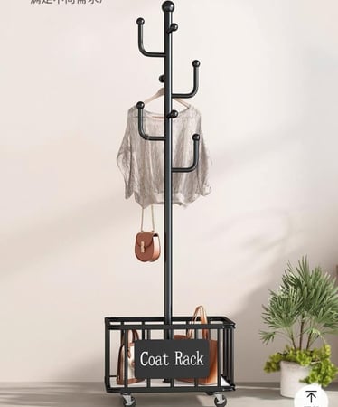 علاقة ملابس مع رفوف