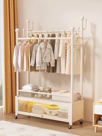 علاقة ملابس بعجلات