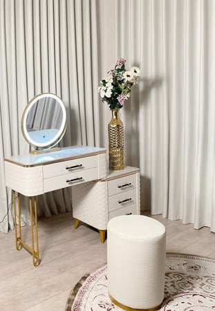 طاولة تسريحة