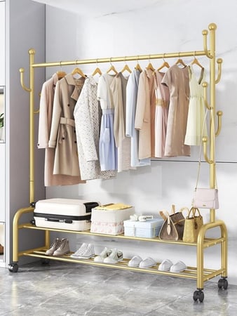 علاقة ملابس مع رفوف