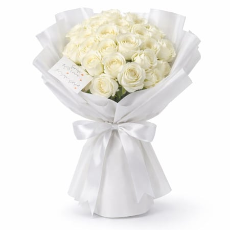 باقة ورد جوري أبيض مع تغليف أبيض وربطة ساتان وكرت إهداء