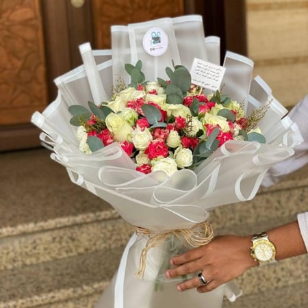 باقة ورد أحمر وأبيض مع يوكالبتوس بتغليف أبيض فاخر