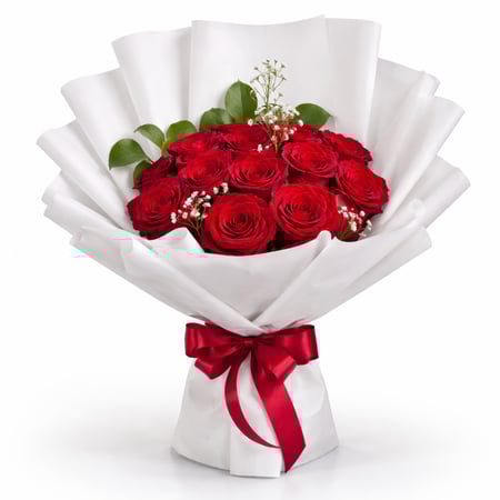 باقة همسة الحب من ورد جوري أحمر بتغليف أبيض وربطة حمراء