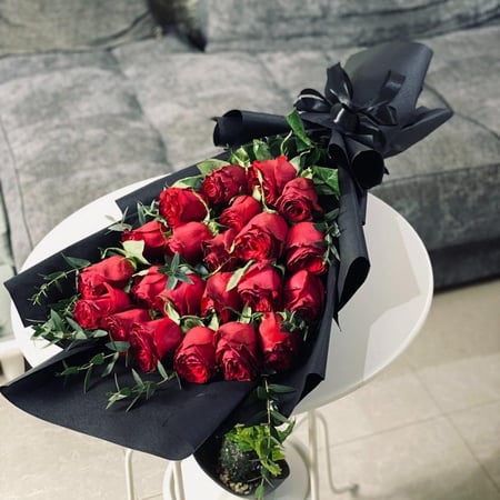 باقة 20 وردة جوري حمراء بتغليف أسود وربطة سوداء أنيقة