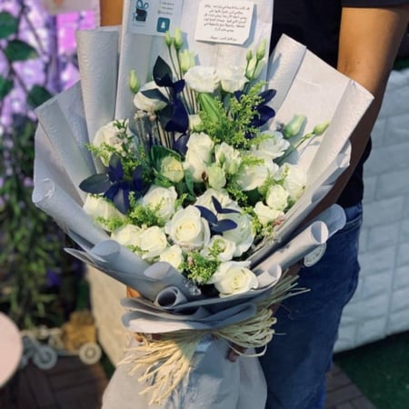 باقة ورد جوري أبيض فاخرة بتغليف رمادي أنيق ولمسات خضراء طبيعية