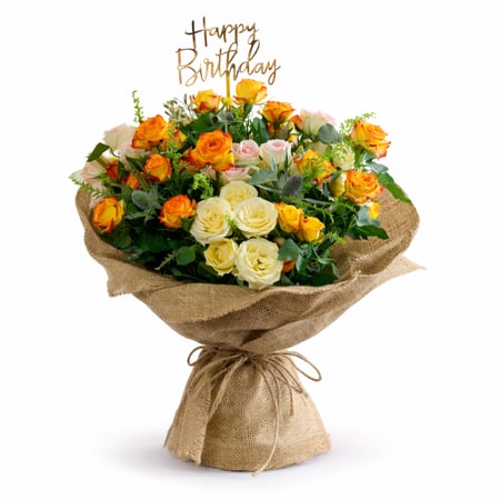 باقة ورد جوري ملونة مع عبارة Happy Birthday وتغليف خيش أنيق