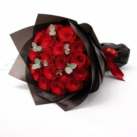 باقة ورد جوري أحمر فاخرة بتغليف أسود أنيق مع لمسات يوكاليبتوس