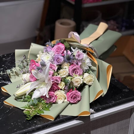 باقة ورد فاخرة من الجوري والليليوم بتغليف أنيق من هدايا رويال