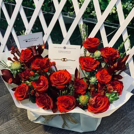 تنسيق هدية بوسط الباقة