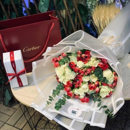 باقة ورد أنيقة من الورد الأبيض والبيبي روز الأحمر بتغليف شفاف