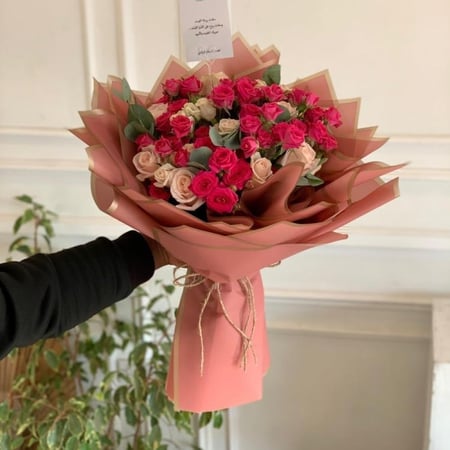 باقة بيبي روز وردي وفوشي مع ورق كاليبتوس بتغليف وردي