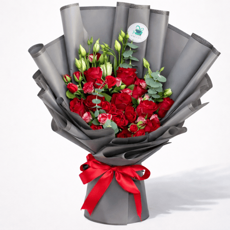 باقة زاهية من ورد جوري أحمر مع أوكالبتوس وتغليف رمادي فاخر