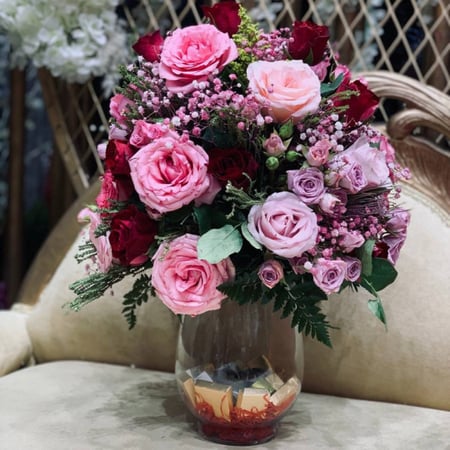 فازة ورد طبيعي مع شوكولاتة