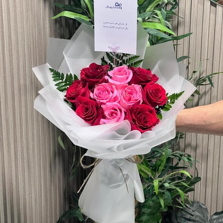 باقة ورد جوري حمراء ووردية مكونة من 10 وردات بتغليف أبيض أنيق