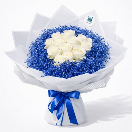 باقة ورد جوري أبيض مع جبسوفيليا زرقاء وتغليف أبيض أنيق