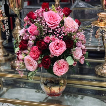 فازة ورد طبيعي مع شوكولاتة