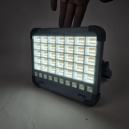 كشاف العمل الاحترافي (Solarna LED G423) – إضاءة شمسية قوية وتصميم عملي لكل التضاريس!