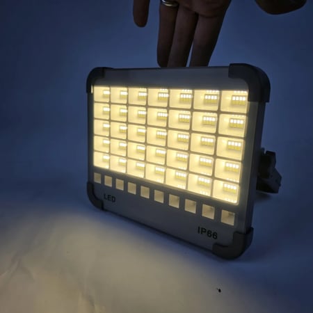 كشاف العمل الاحترافي (Solarna LED G423) – إضاءة شمسية قوية وتصميم عملي لكل التضاريس!