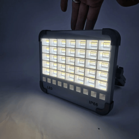 كشاف العمل الاحترافي (Solarna LED G423) – إضاءة شمسية قوية وتصميم عملي لكل التضاريس!
